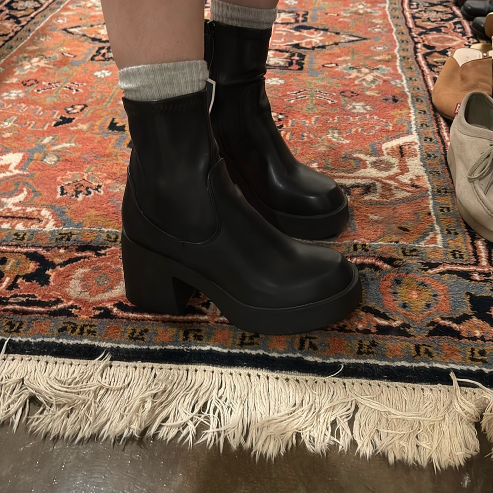 Madden Girl Zip up platform boots / lug boots sz 7